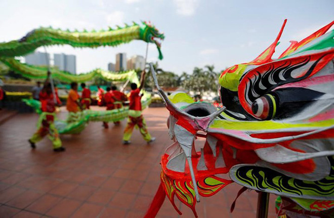 Châu Á ngập tràn sắc đỏ cùng linh vật chú chó chào Tết Nguyên Đán